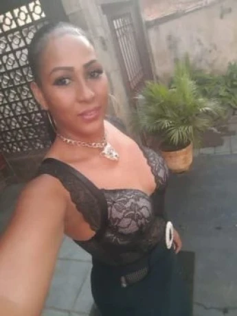 Paola Oliveira — 4 / 5