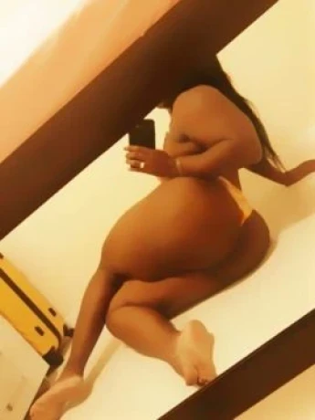 Larissa Mello — 3 / 8