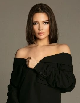Mia — 6 / 9