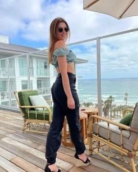 Laura12 — 3 / 5