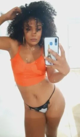 Suzy Medeiros — 3 / 5