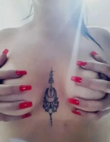 Lorena Vasconcelos — 1 / 5