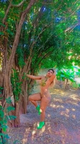 Amanda Carla — 2 / 5