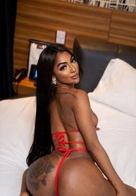 Isis Cavalcanti — 2 / 9