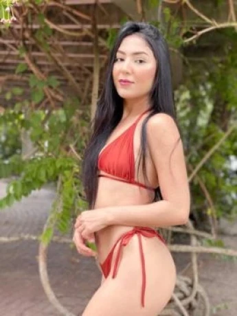 Vanessa Brito — 1 / 5