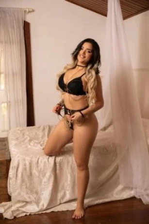 Mia Ferraz — 8 / 9