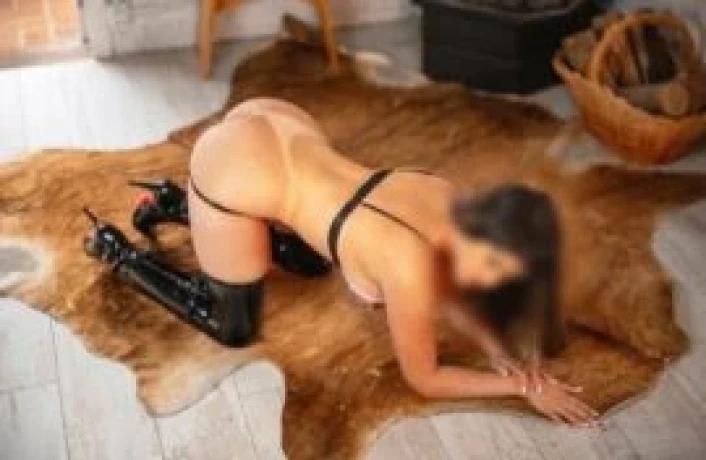 Monique Castilo — 3 / 9