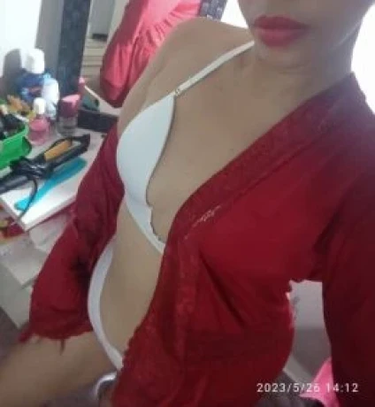 Alyne Brito — 2 / 5