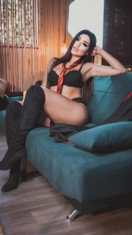 Liz Albuquerque — 8 / 9