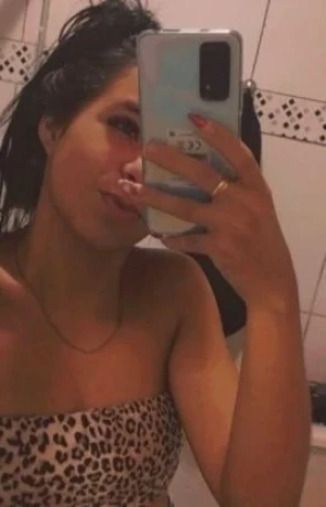 Julia Goulart — 4 / 5