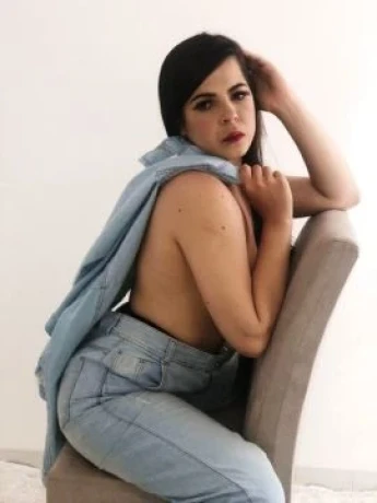 Laura Paula — 8 / 9