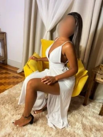 Bruna Menezes — 3 / 5