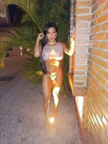 Serena Khalifa — 1 / 9