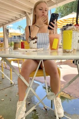 Hillary Caroline — 3 / 4
