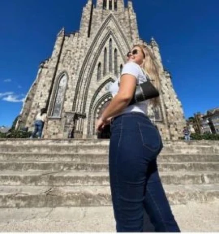 Julia Costa — 4 / 5