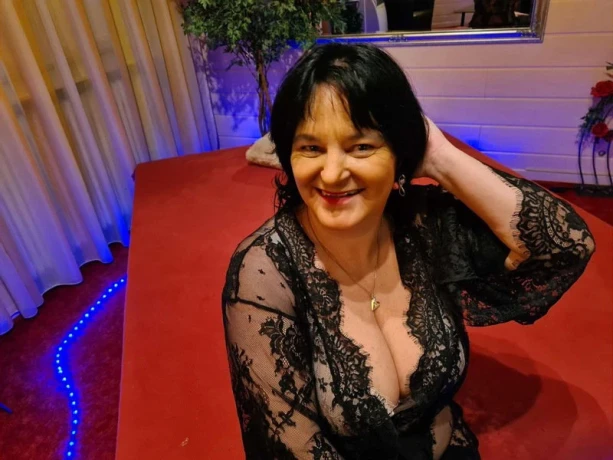 Renata Im Haus Papillon — 1 / 4