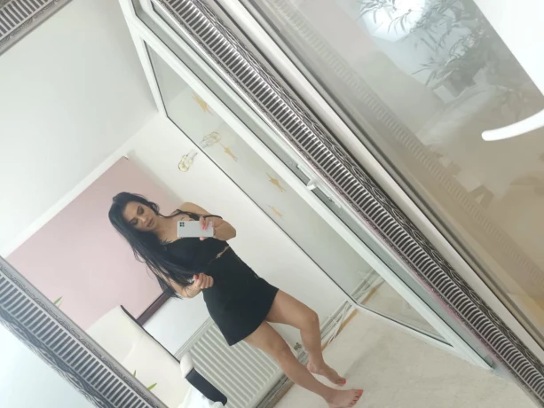 Queen Alessia — 2 / 3