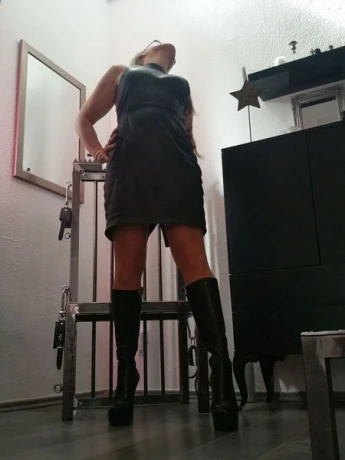Domina Bizarr Arztin Leah Sue — 12 / 17