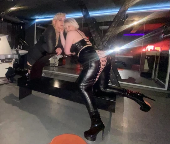 Mistress Mona — 4 / 5