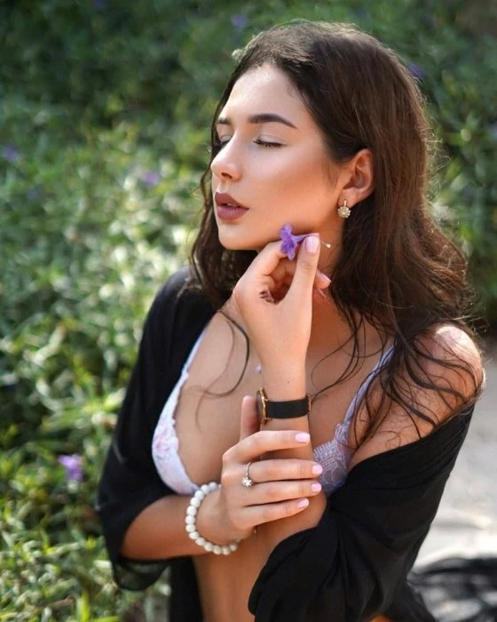 Arina — 3 / 8