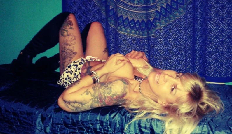 Tätowierte nicole — 1 / 5