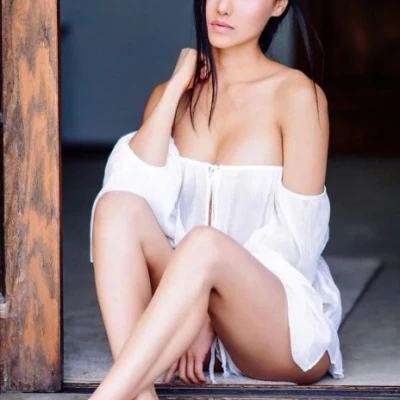 Slany, Escort, Paris