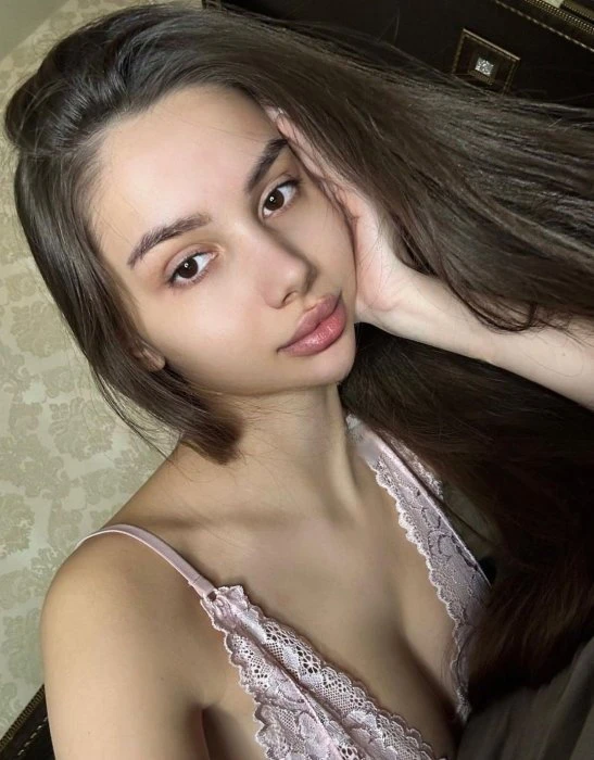 Isla, Escort, Paris
