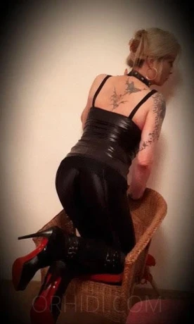 SWEA - SCHLANKE, GROßE LADY — 1 / 3