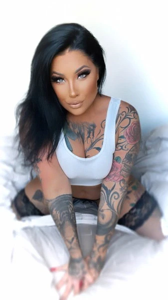 Curvy Chayenne — 14 / 17
