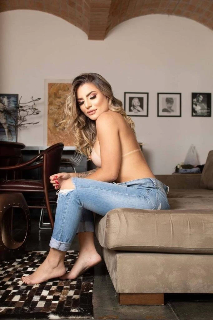 Michelle 1 — 4 / 6