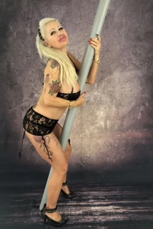 SEXY PAMELA — 4 / 5