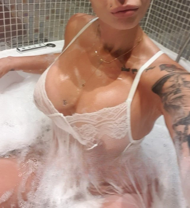 Melanie — 2 / 4