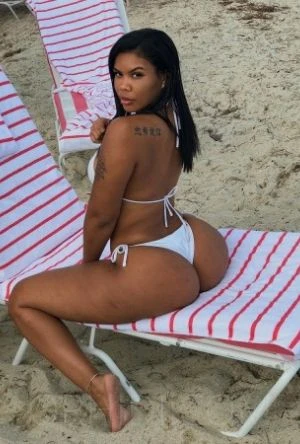 Hot Bella — 5 / 6