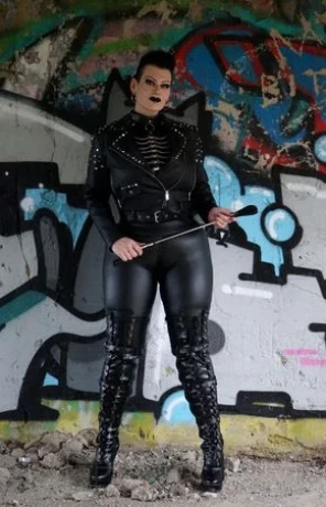 Queen Mona / Fr. Dr. Mona — 7 / 14