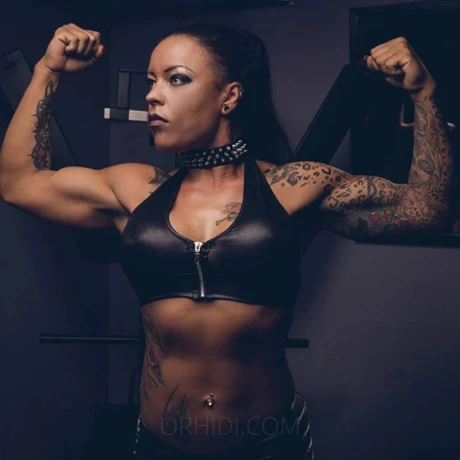 Lara Steel — 1 / 3