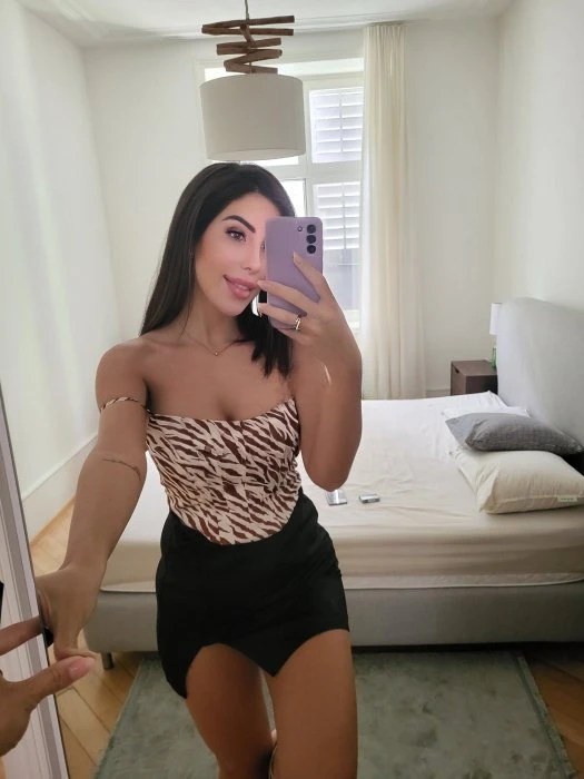 Claudia — 2 / 8
