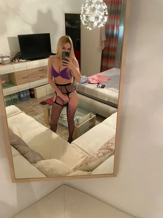 Danielle — 2 / 3