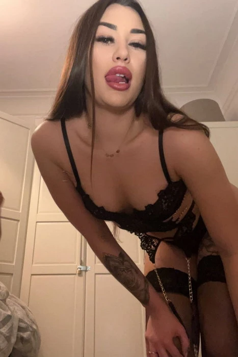 Samantha — 2 / 9