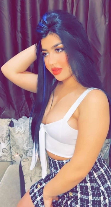 Lara, Escort, Riffa
