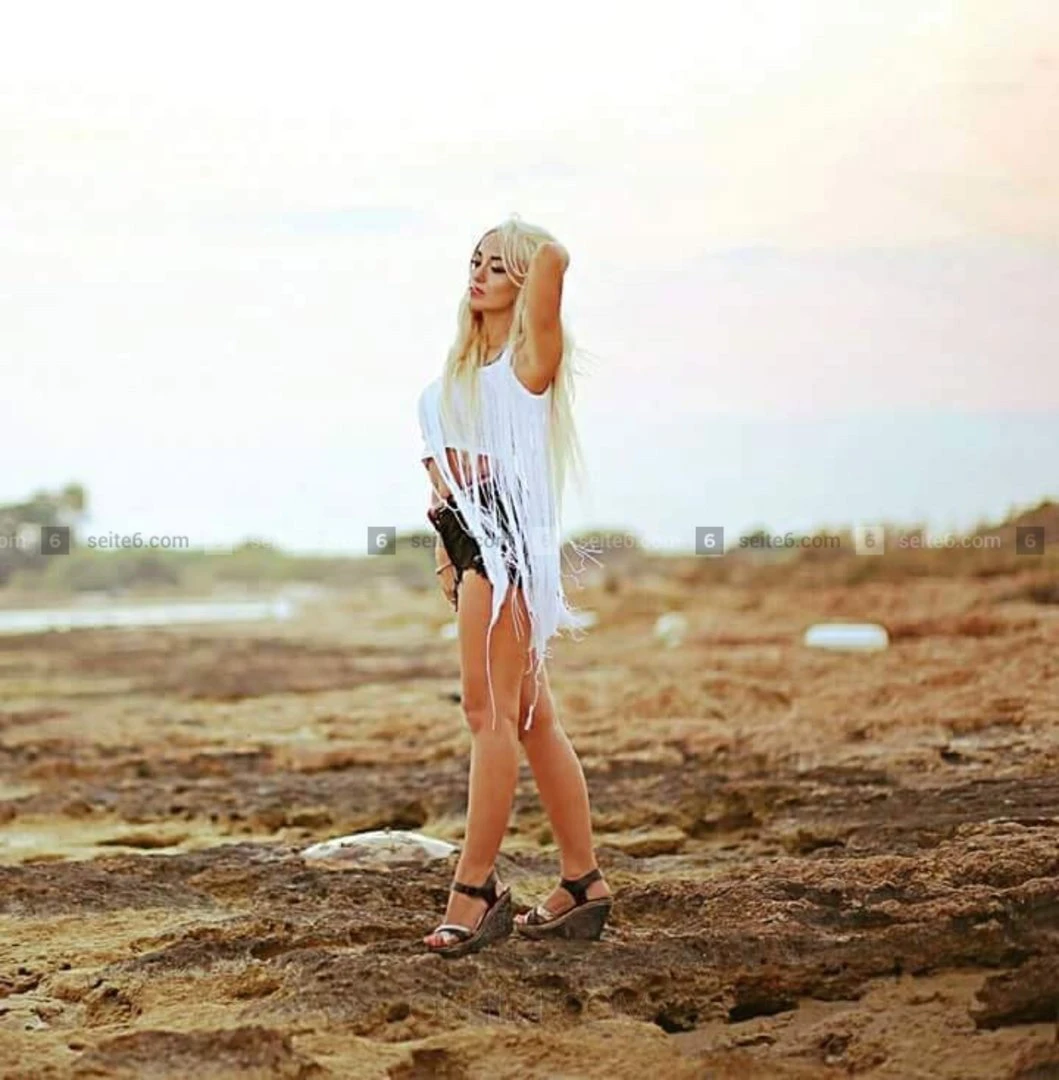 Roxi — 3 / 4