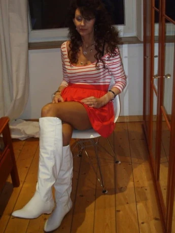 Manuela Sexy Deutsch — 8 / 24