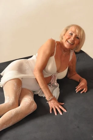 Christina Heisse 62 Jahrige Klimatisiert — 6 / 10