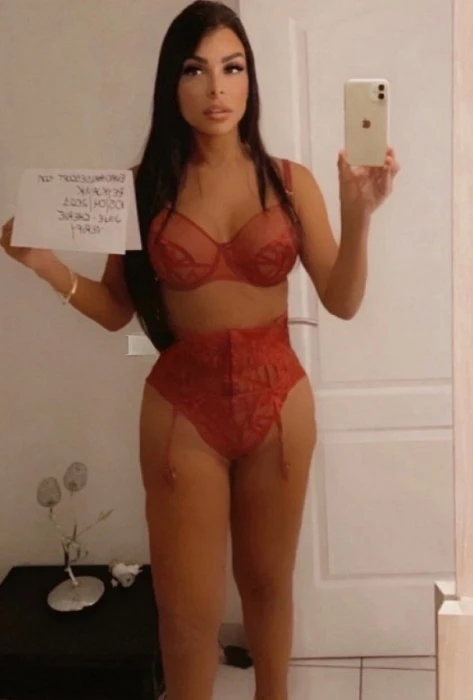 Julie, Escort, Húsavík
