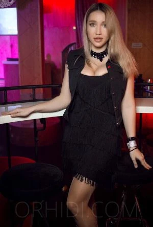 Britney — 2 / 5
