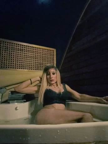 Paula Love — 1 / 4