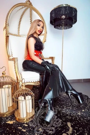 Domina Riana Bizarr Residenz Hekate — 11 / 14