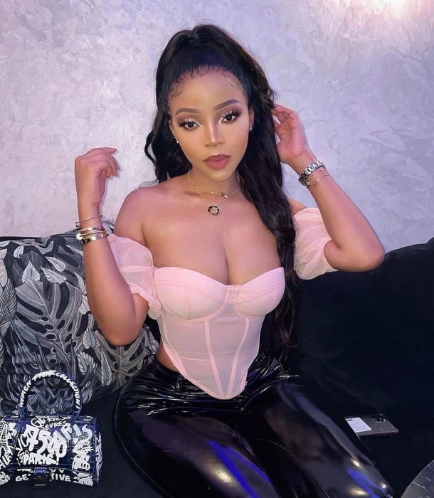 Nisahl, Escort, Al Wukayr