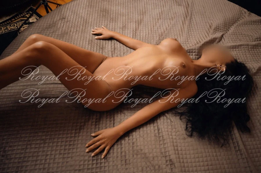 Sofie Im Royal — 2 / 7