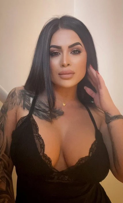 Melly, Escort, Halden