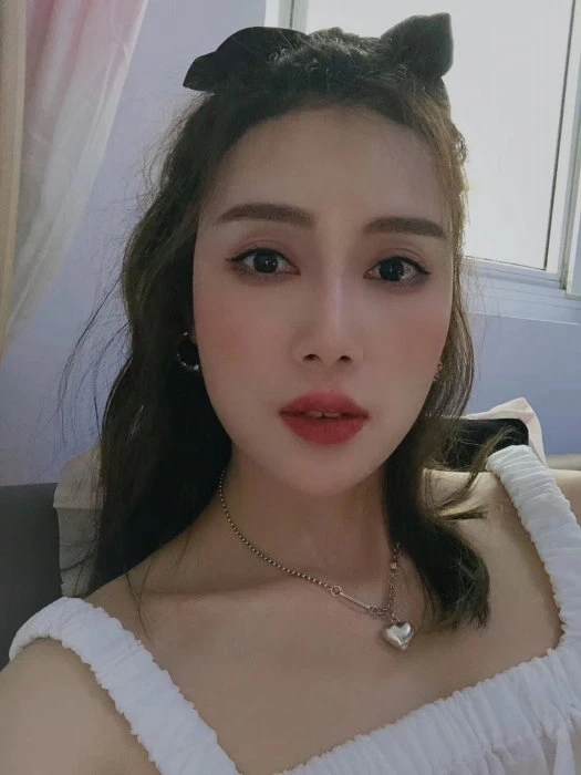 Angela — 7 / 8